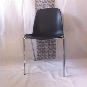 På billedet er en sort stabelstole med stålben fra Tommy Telt.