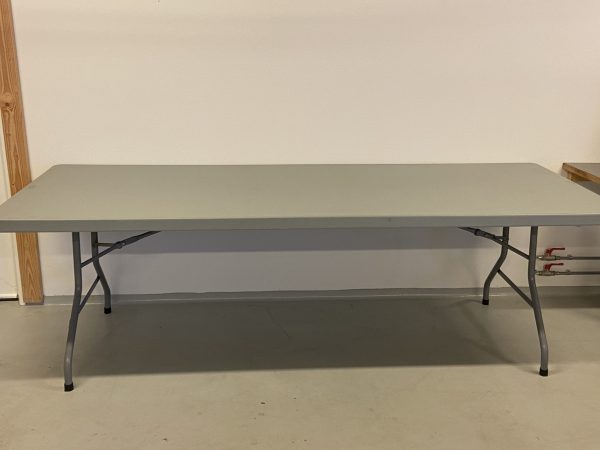 Billedet viser et Bord 91x240 cm (8 pers.) som har en hvid plastikbordplade og stålsten.