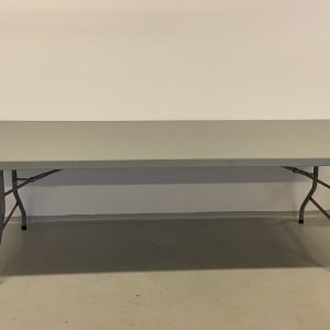 Billedet viser et Bord 91x240 cm (8 pers.) som har en hvid plastikbordplade og stålsten.