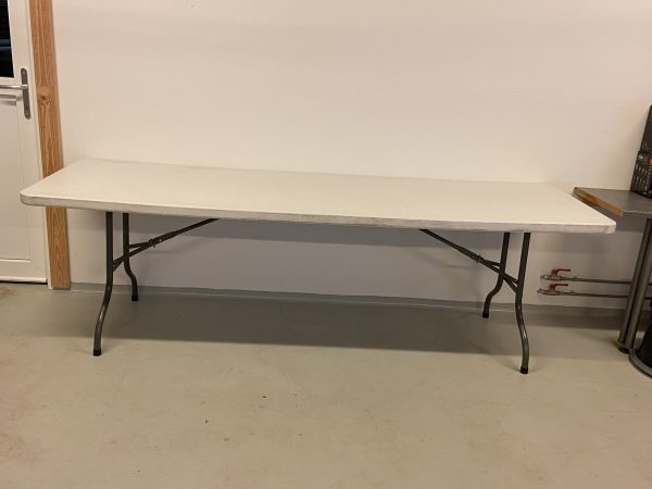 Billedet viser et Bord 91x240 cm (8 pers.) som har en hvid plastikbordplade og stålsten.