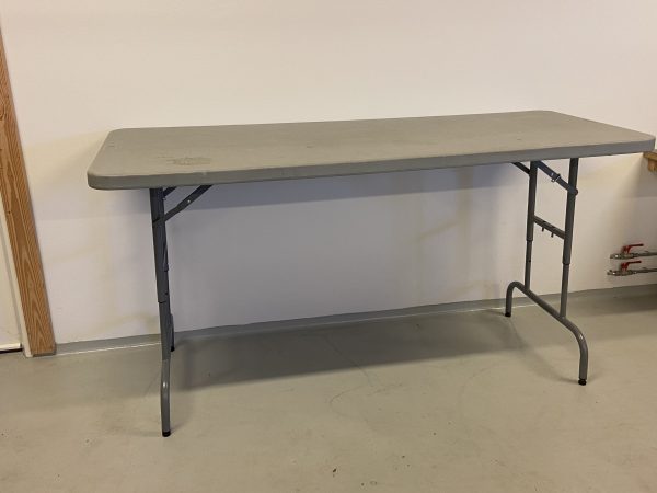 Flot hæve-sænkebord fra Tommytelt til udlejning. Bord 76x180 cm (hæve-/sænkebord)