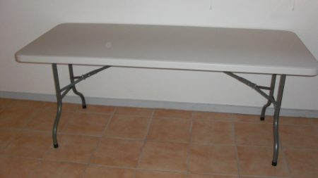 Billedet viser et hvidt plastikbord med stålstel. Det er et 76×180 cm bord