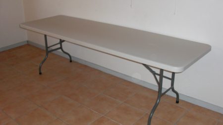 Billedet viser et Bord 91x240 cm (8 pers.) som har en hvid plastikbordplade og stålsten.
