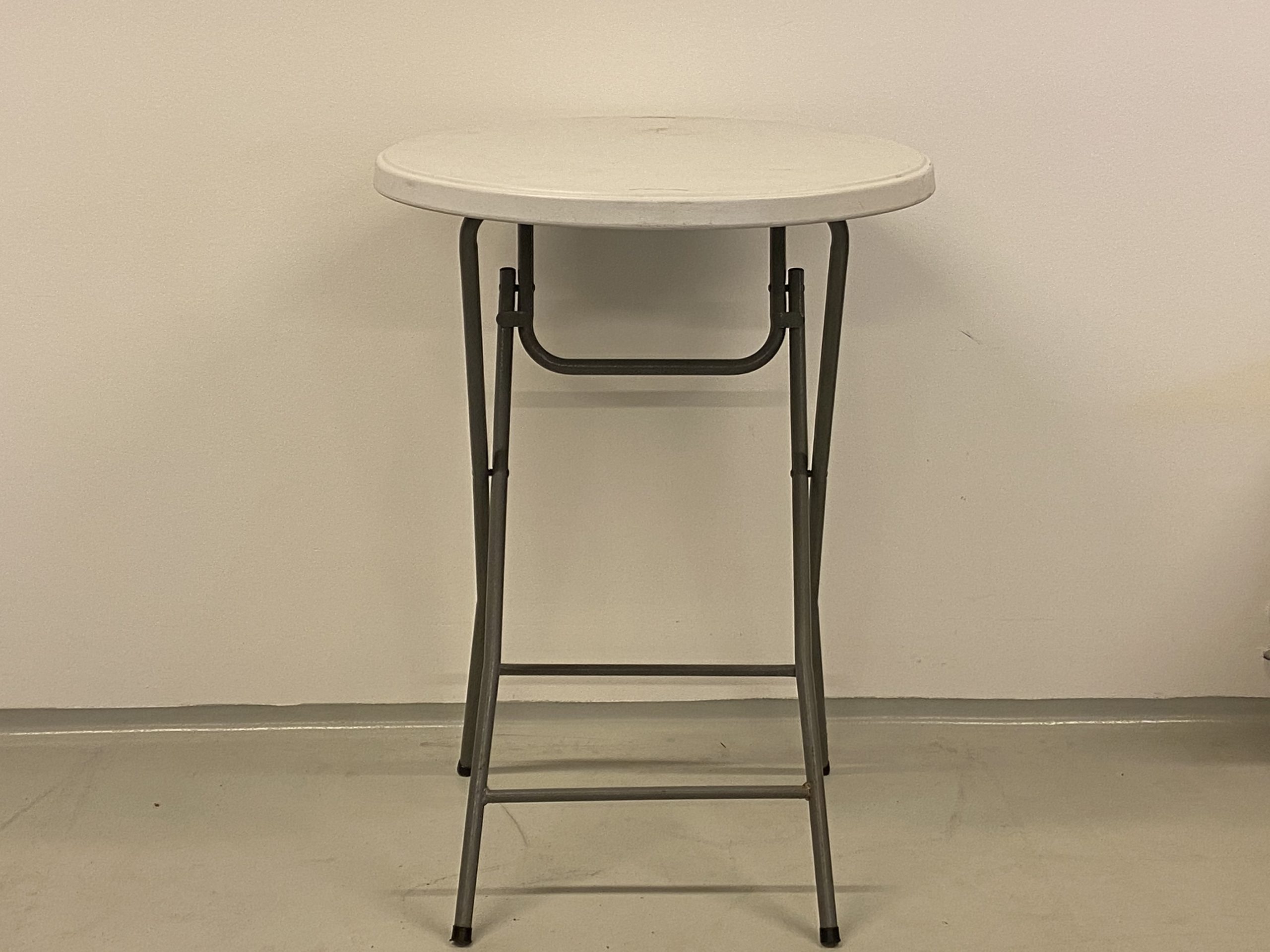 Cafébord Højt Cafébord fra Tommy Telt med hvid plastikbordplade og stålstel.