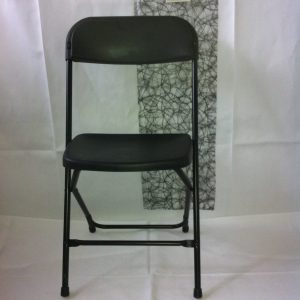 Klapstole sorte er en sort stol, der kan foldes sammen og slås ud. Farven er sort og der er et ryglæn.