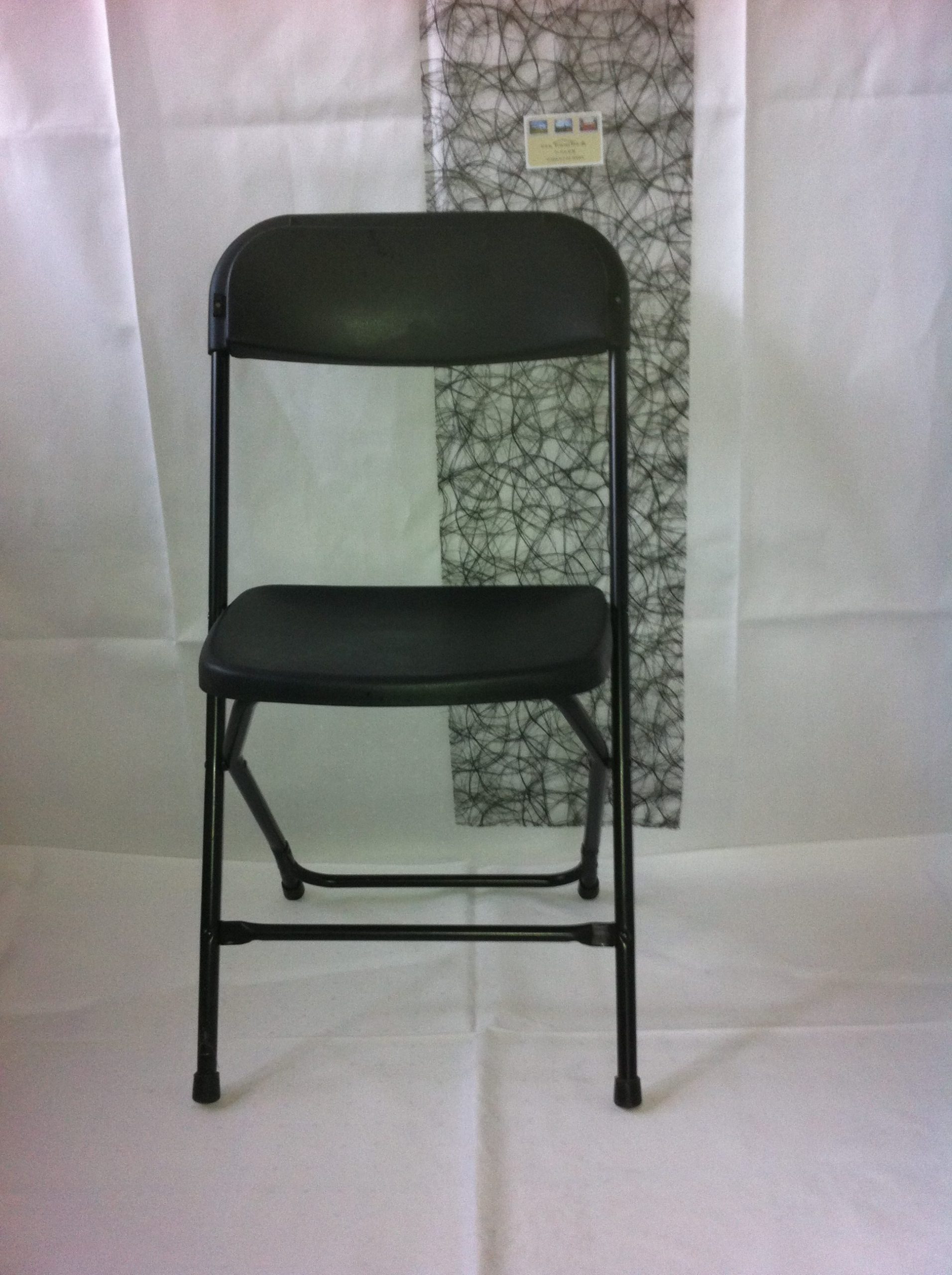 Klapstole sorte er en sort stol, der kan foldes sammen og slås ud. Farven er sort og der er et ryglæn.