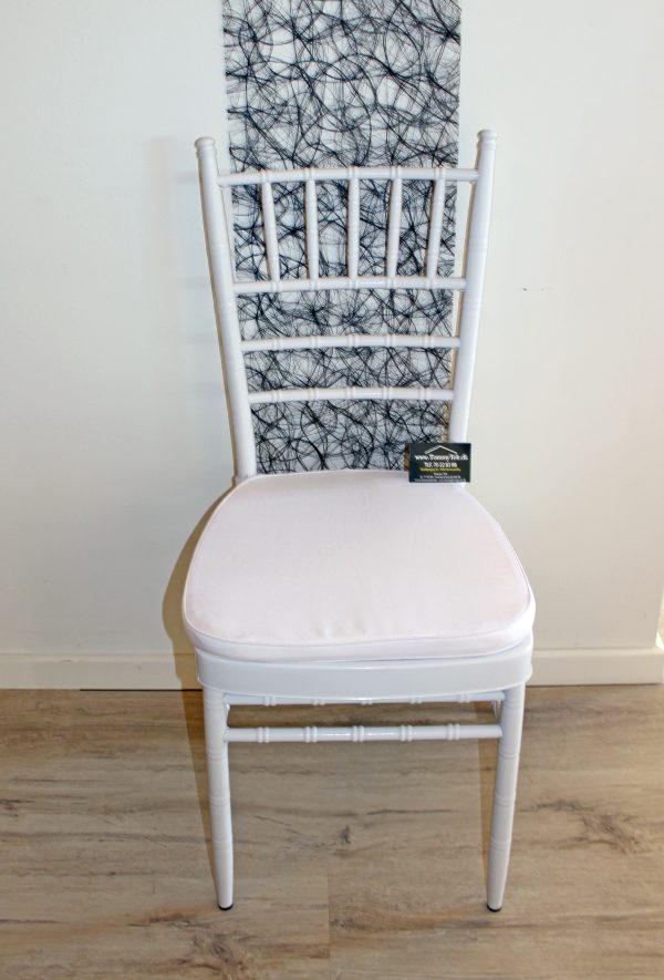Du ser her en hvid bryllupsstol fra Tommy Telt. Stolen er overtrukket med hvid stof og har et fint mønstret ryglæn.