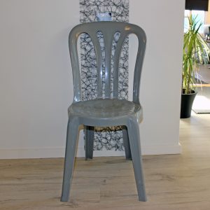 Billedet viser caféstole i grå plast. God siddekomfort og solidt ryglæn.