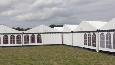 Et flot hvidt telt 6x15 meter fra Tommy Telt med tag og sorte tunger.
