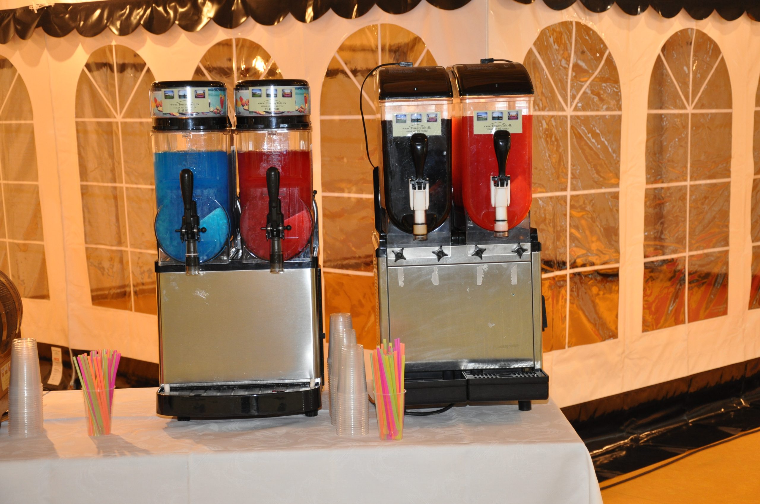 Slush-ice maskine-leje incl. 4 l saft, krus og sugerør